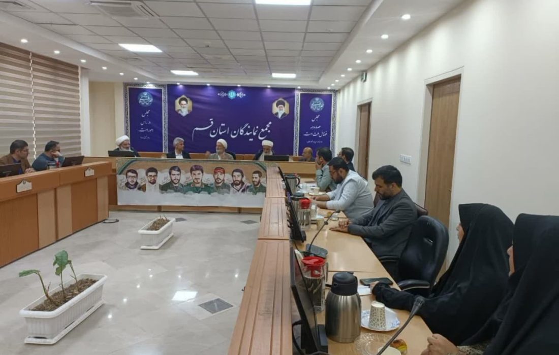 نشست صمیمانه اعضای مجمع مشورتی نظام مسائل و جمعی از اساتید و نخبگان دانشگاهی استان قم  با نماینده مردم در مجلس شورای اسلامی